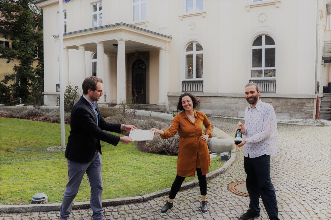 Urkunde und Sekt für die Stipendiaten